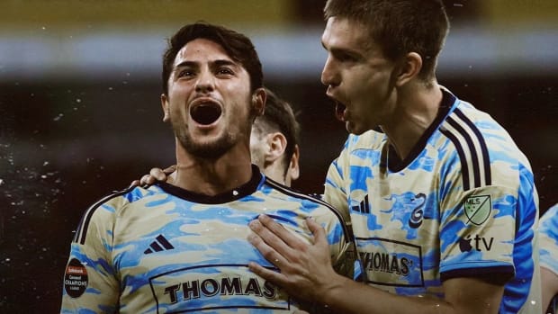 Julian Carranza del Philadelphia Union festeja uno de sus dos goles frente a Atlas